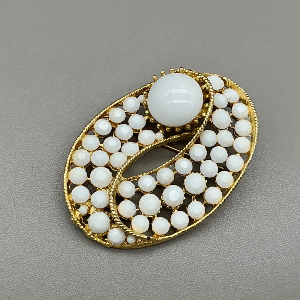 BSK Brooch Womens White Vintage Gold Tone Faux Milk Glass Cabochon 2.25 Inch